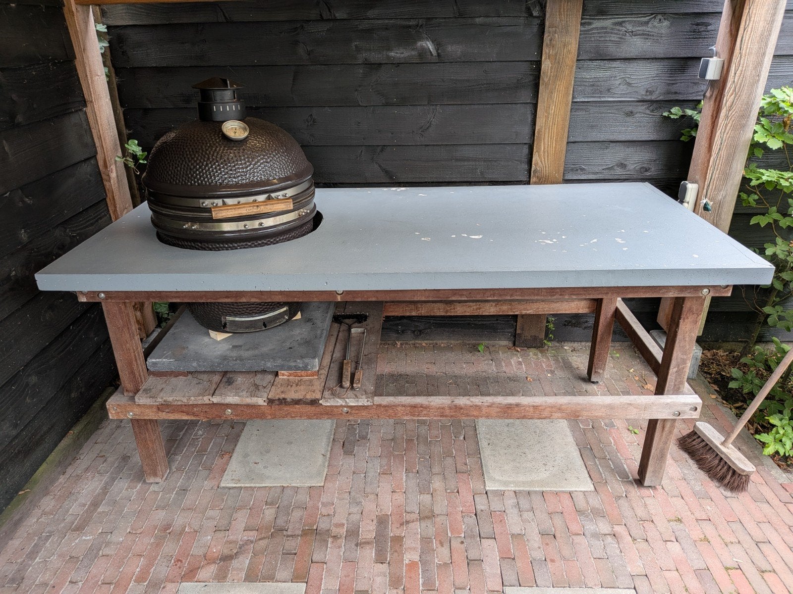 Kamado BBQ large incl. Meubel. Hardhout -betonnen werkblad, Ophalen, Gebruikt, Grizzly Grills