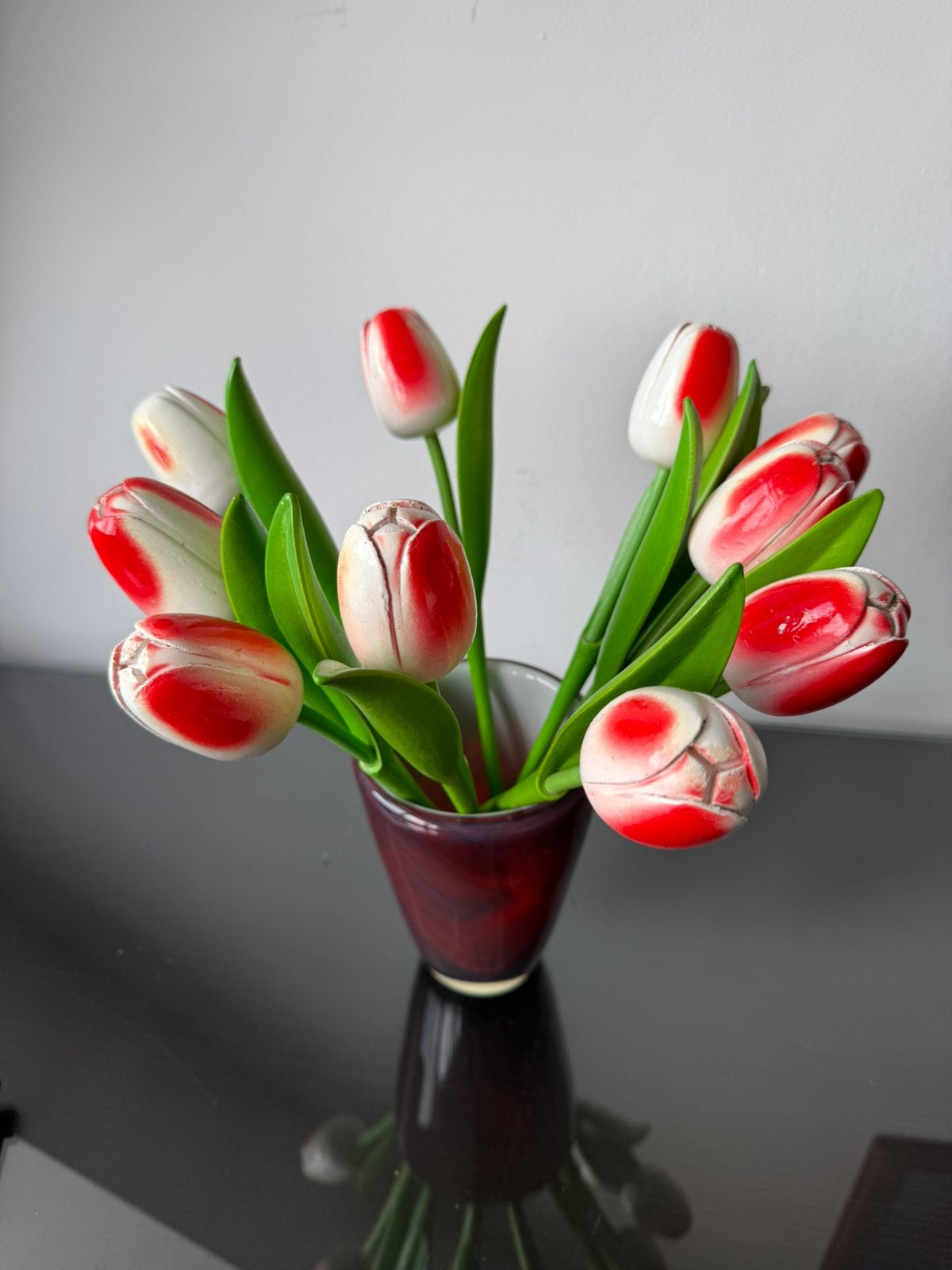 Prachtige rode vaas met houten Tulpen, Ophalen of Verzenden, Zo goed als nieuw, Glas