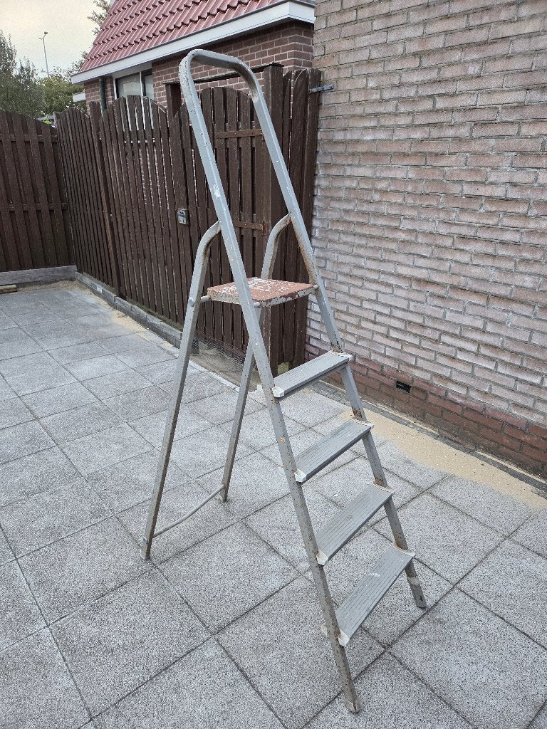 Huishoudtrap stalen trap met 5 treden, Doe-het-zelf en Verbouw, Gebruikt, Trap, Ophalen of Verzenden, Opvouwbaar of Inschuifbaar