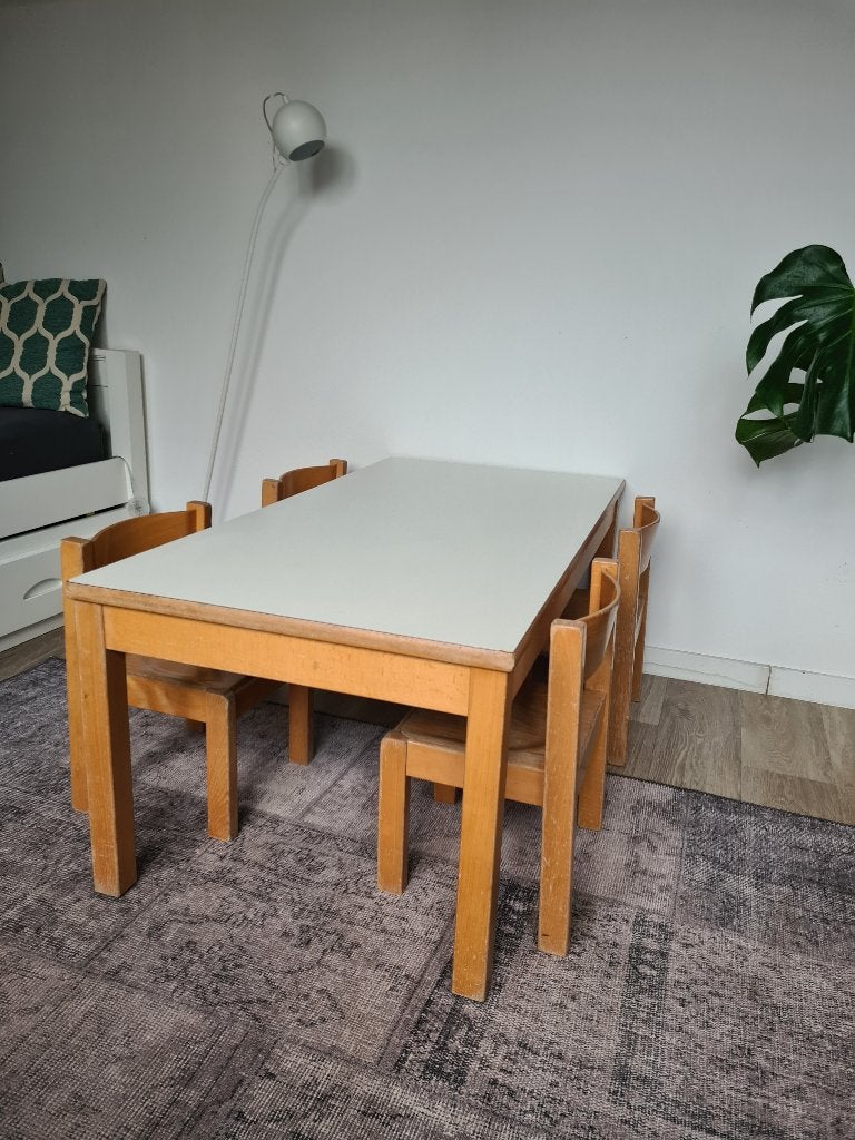 Kindertafel / schooltafeltje met 4 stoeltjes, Ophalen, Gebruikt, Tafel(s) en Stoel(en)