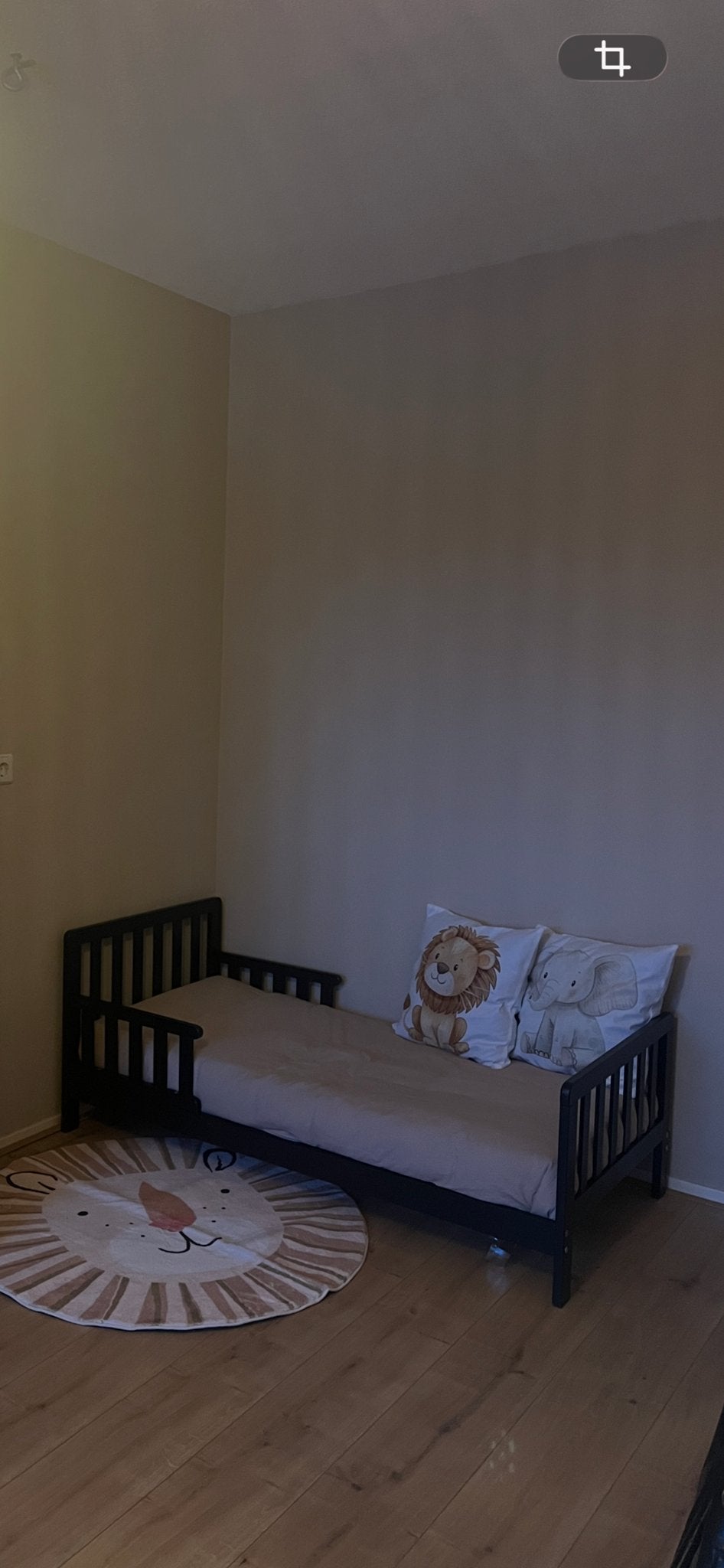 Kinderbedje met spijlen - Zwart hout, Huis en Inrichting, Slaapkamer | Bedden, Ophalen, Gebruikt, Zwart, 190 cm of minder