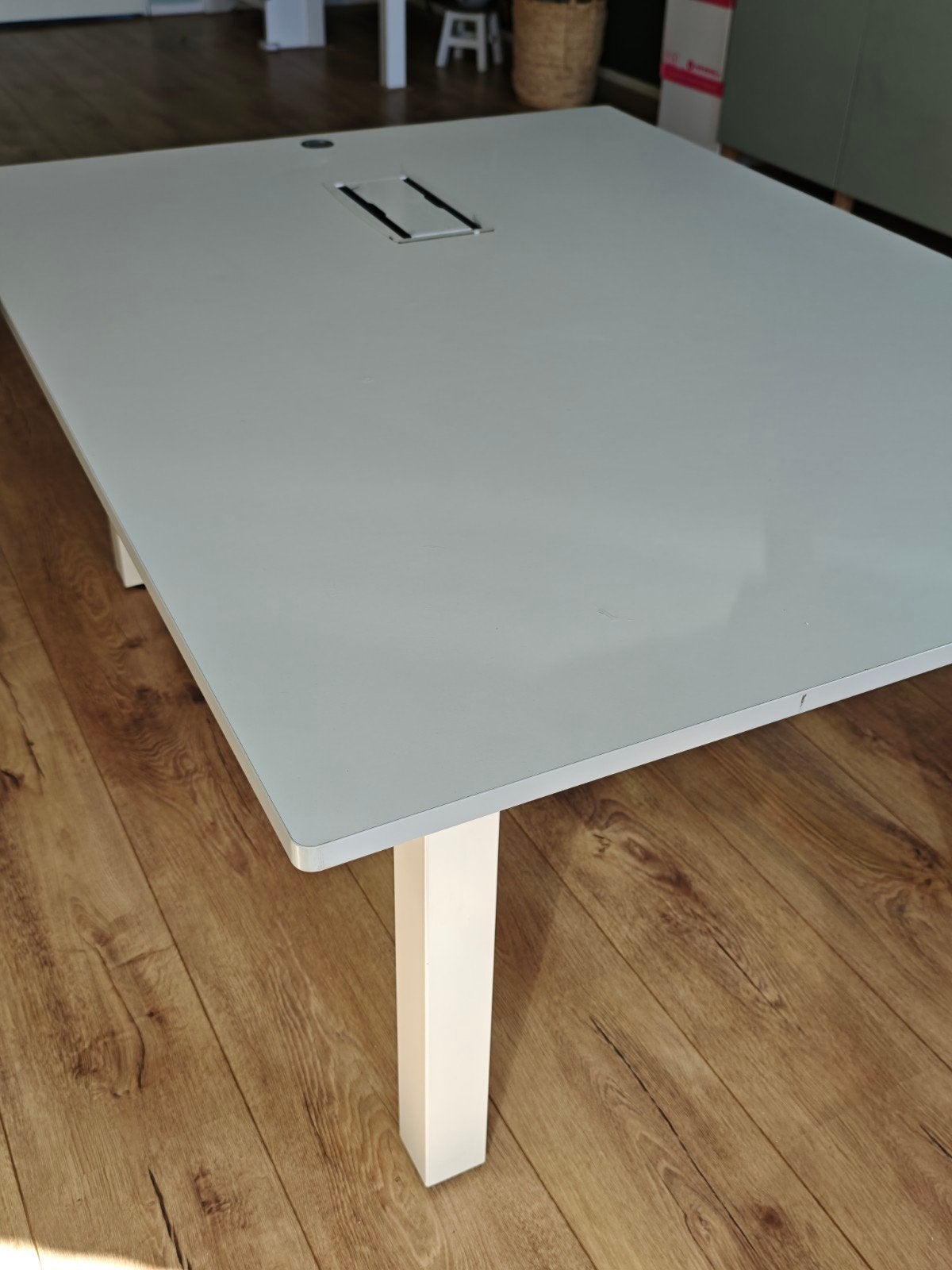 GRATIS: Grote, zeer zware werktafel / bureau (elektronica ve, Ophalen, Gebruikt, Spaanplaat of MDF, Kabelgoot