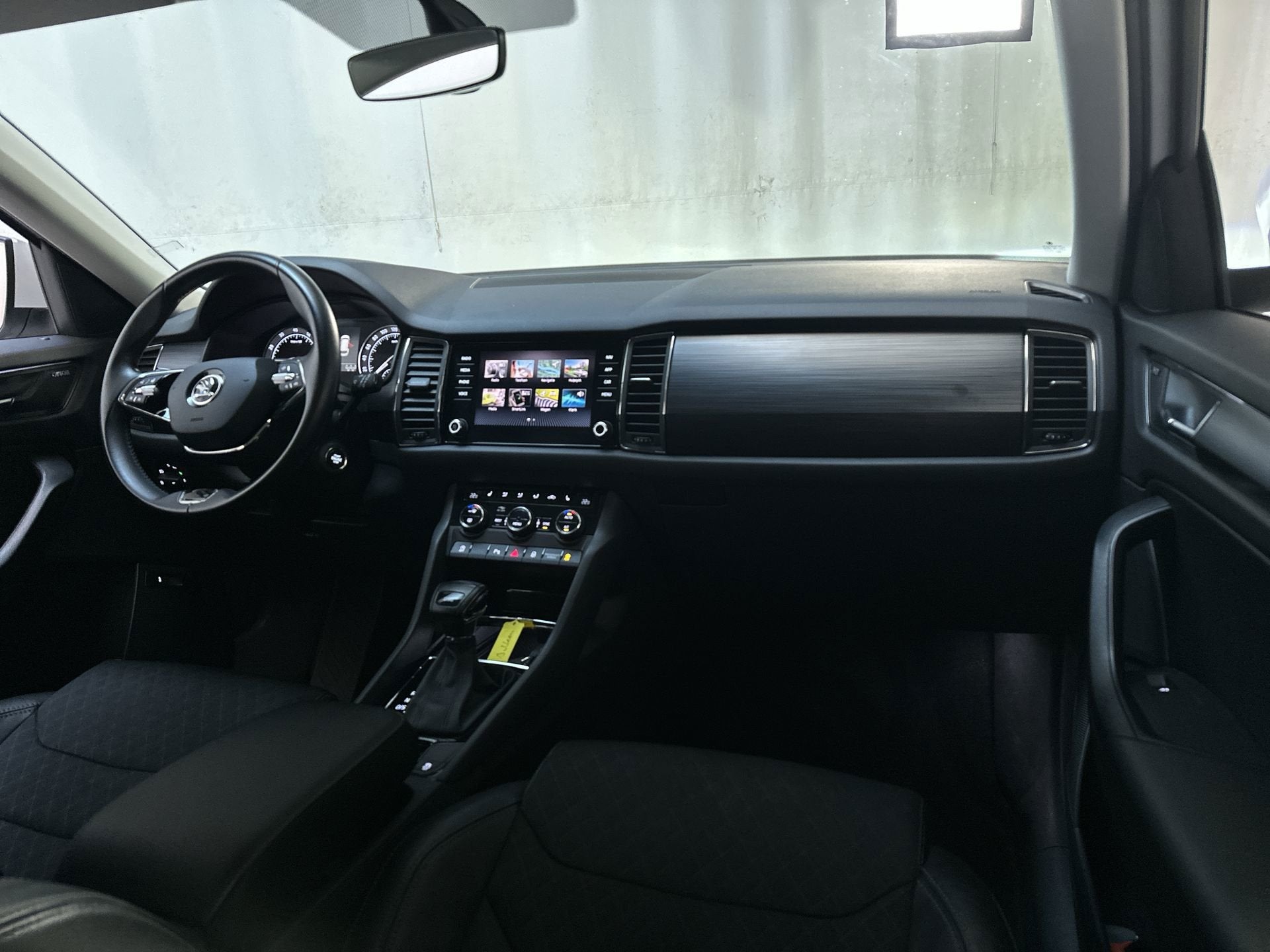 Skoda Kodiaq 1.5 TSI 150pk DSG Business Edition 7p. LED Came, Dealer onderhouden, 4 cilinders, Wit, Origineel Nederlands
