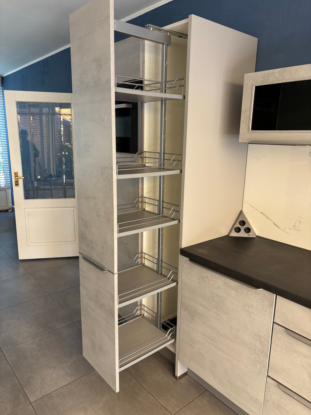 Moderne keuken met inbouwapparatuur en veel opbergruimte, Ophalen, Enkelwandige keuken, Zo goed als nieuw, Grijs