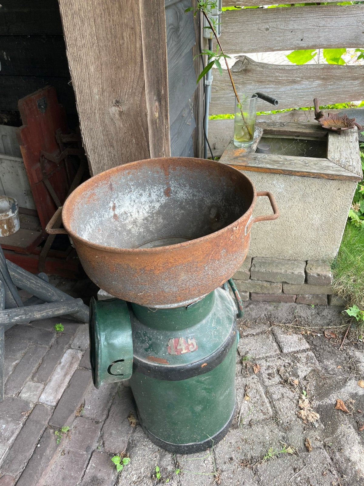 Oude melkbus met zeef, Ophalen
