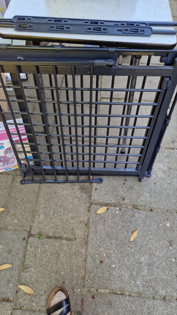 Zwart metalen veiligheidshek tussen muren 198cm, Kinderen en Baby's, Gebruikt, Ophalen of Verzenden, Klemhekje, Metaal of IJzer