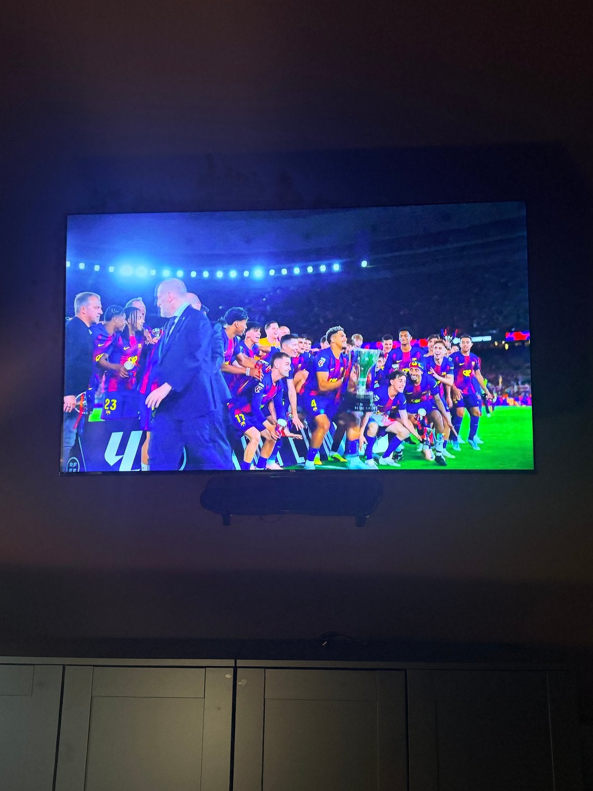 TCL TV 74cm hoog, 128cm breed - 1 jaar oud (ophangen), Ophalen, Zo goed als nieuw, 100 cm of meer, Overige merken