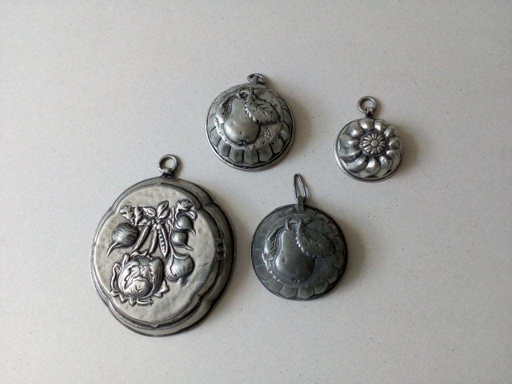 Kleine tinnen puddingvormpjes.Fruitmotief.Decoratie.Vintage., Ophalen of Verzenden