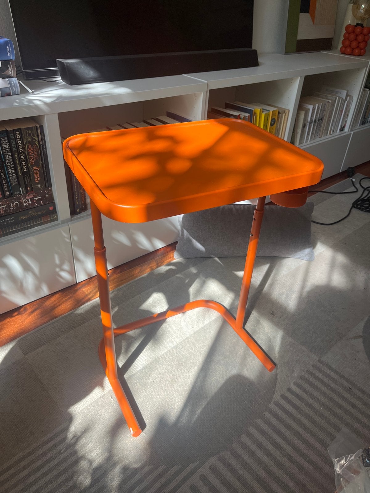Verstelbare oranje bijzettafel met bekerhouder, Huis en Inrichting, Ophalen, Minder dan 55 cm, Gebruikt, Metaal of Aluminium