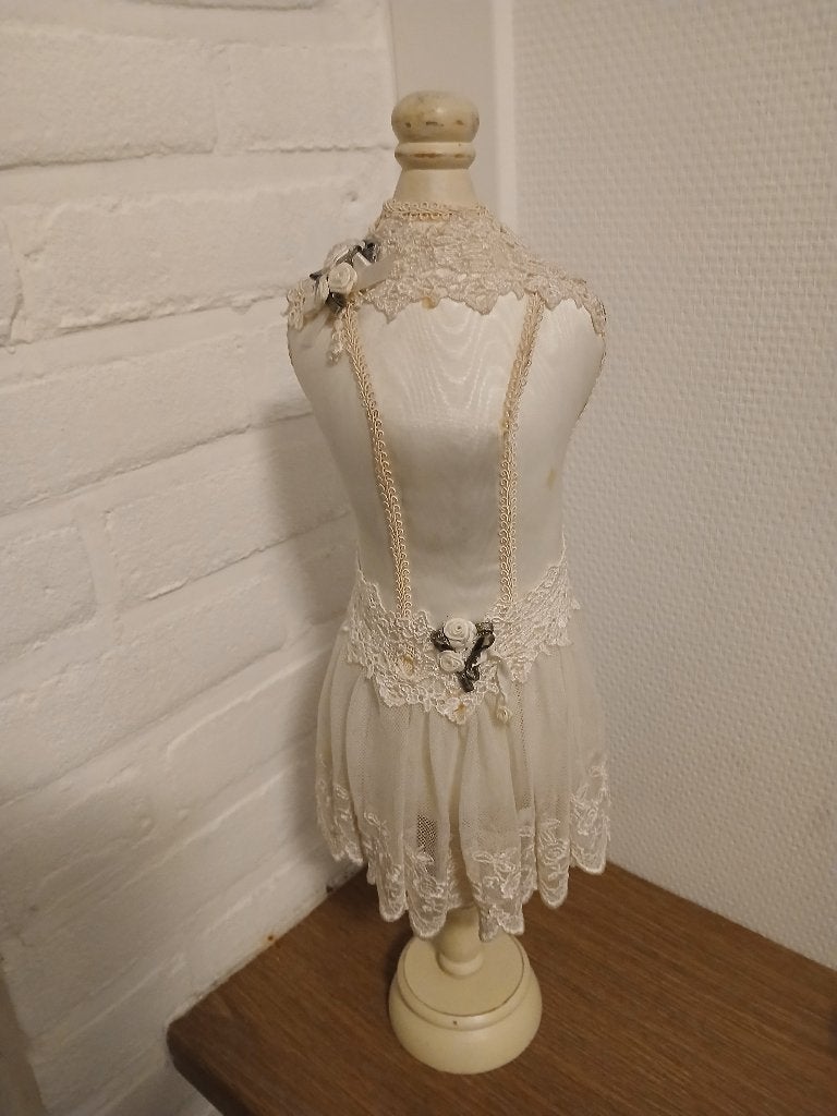 Paspopje brocante met roosjes en rokje, Antiek en Kunst, Curiosa en Brocante, Ophalen of Verzenden