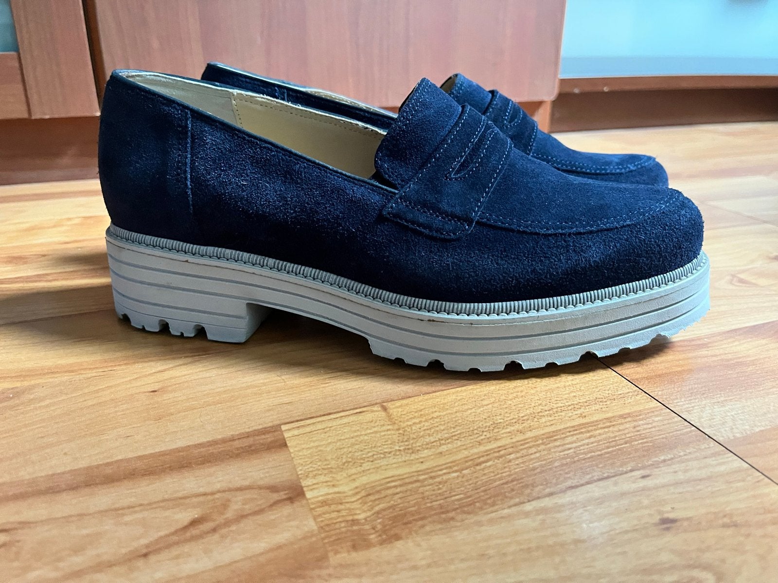 Durea suède instappers - Zo goed nieuw, maat 6,5K, Kleding | Dames, Schoenen, Ophalen, Zo goed als nieuw, Blauw, Instappers