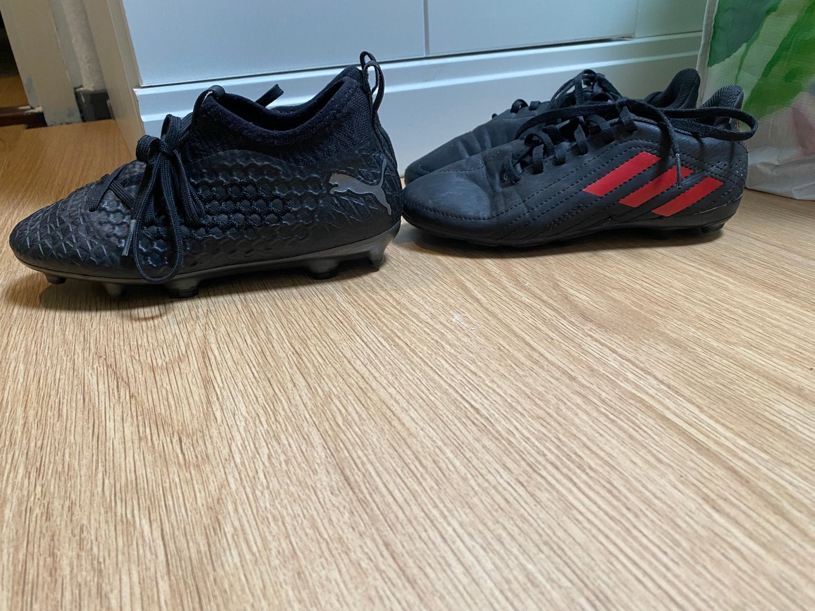 Voetbalschoenen maat 33 puma en adidas, Kleding | Dames, Schoenen, Ophalen of Verzenden, Gedragen, Sportschoenen, Zwart