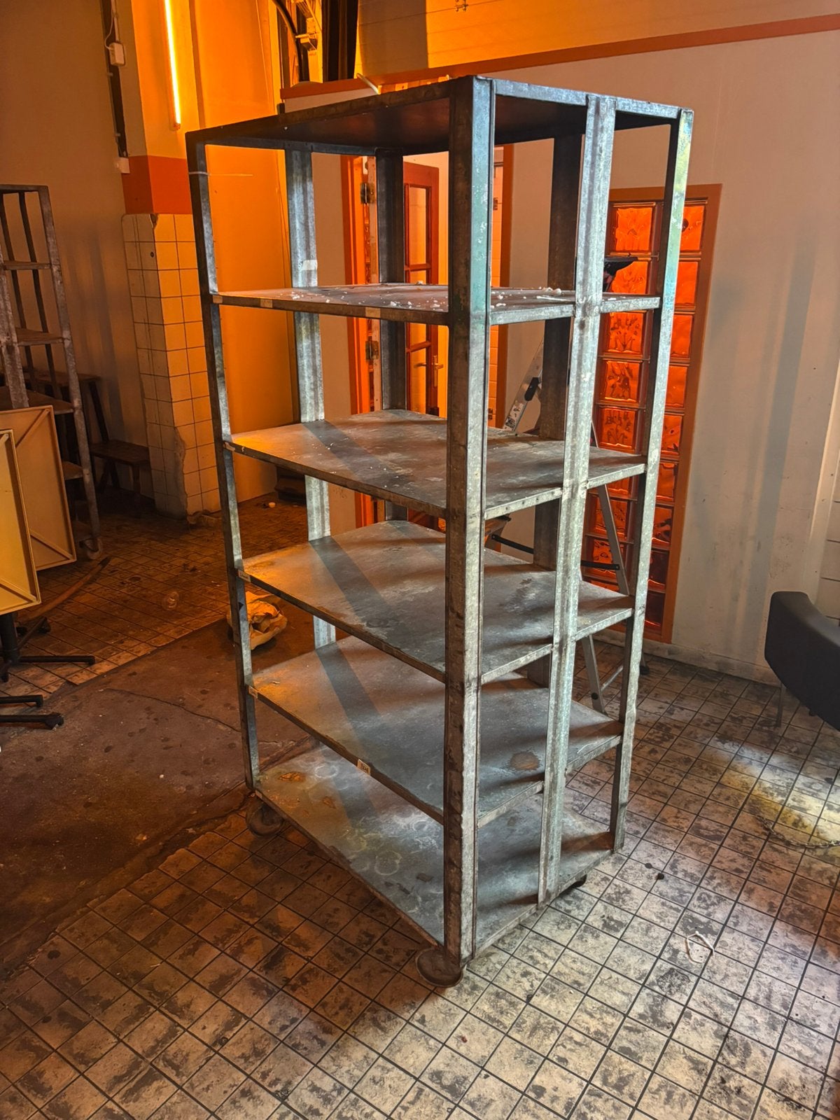 2 robuuste metalen opslagkarren op wielen Horeca/Industrieel, Ophalen, Zo goed als nieuw