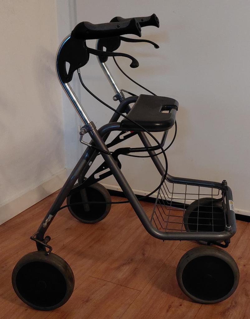 Rollator merk: Fellow Roll ( 8.2 kg ), Ophalen, Opvouwbaar, Gebruikt