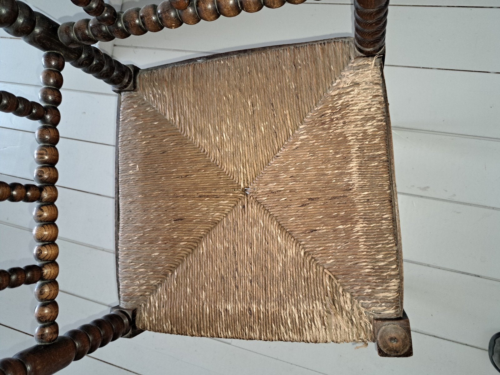 Antieke bobbin stoel met biezen zitting, Antiek en Kunst, Antiek | Meubels | Stoelen en Banken, Ophalen of Verzenden
