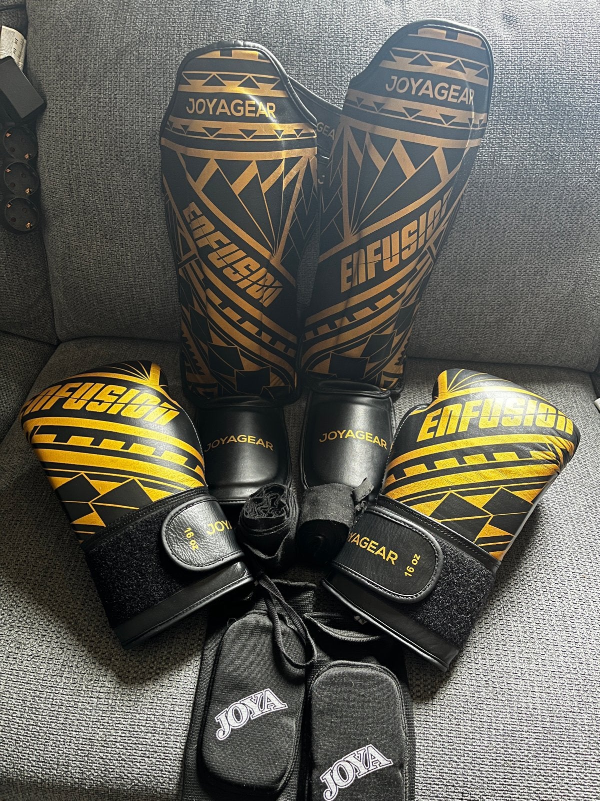 JoyaGear vechtsport set: handschoenen, scheenbeschermers, Ophalen of Verzenden, Zo goed als nieuw, Overige