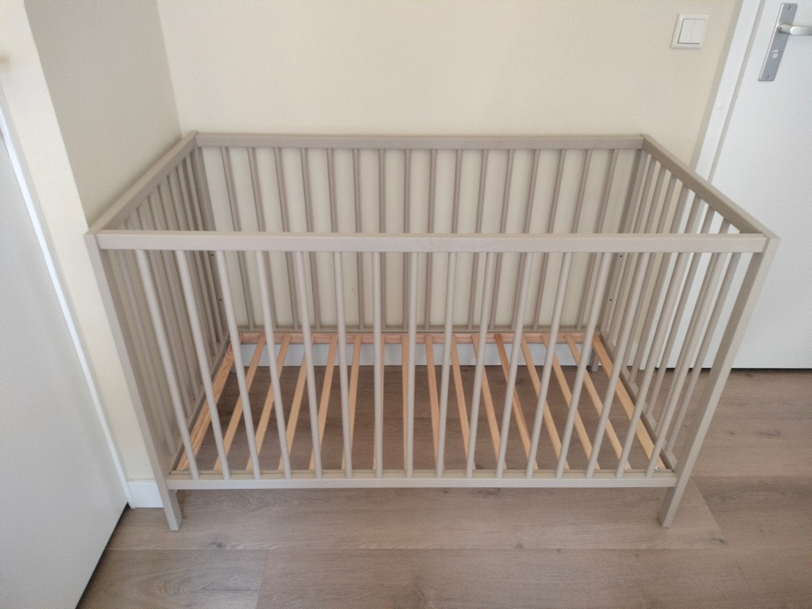 Beige ledikant, babybedje, Kinderen en Baby's, Babywiegjes en Ledikanten, Ophalen, Zo goed als nieuw, Ledikant