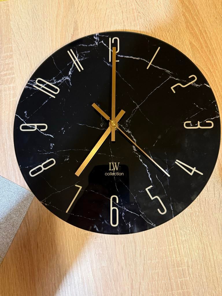 Zwarte wandklok met marmerlook en gouden wijzers, Ophalen of Verzenden, Nieuw, Analoog, Wandklok