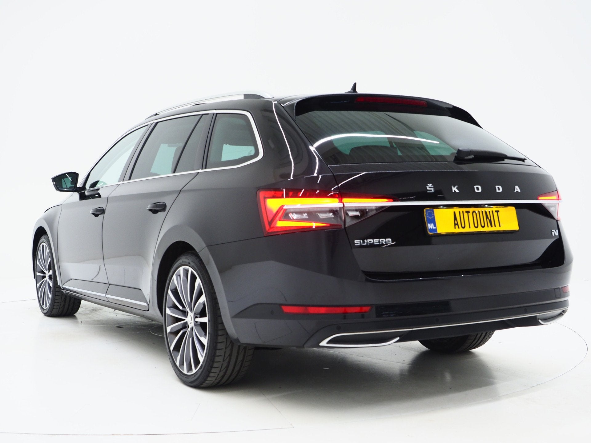 Skoda Superb Combi 1.4 TSI iV Laurin & Klement | Panoramadak, Gebruikt, Zwart, 4 cilinders, Zwart