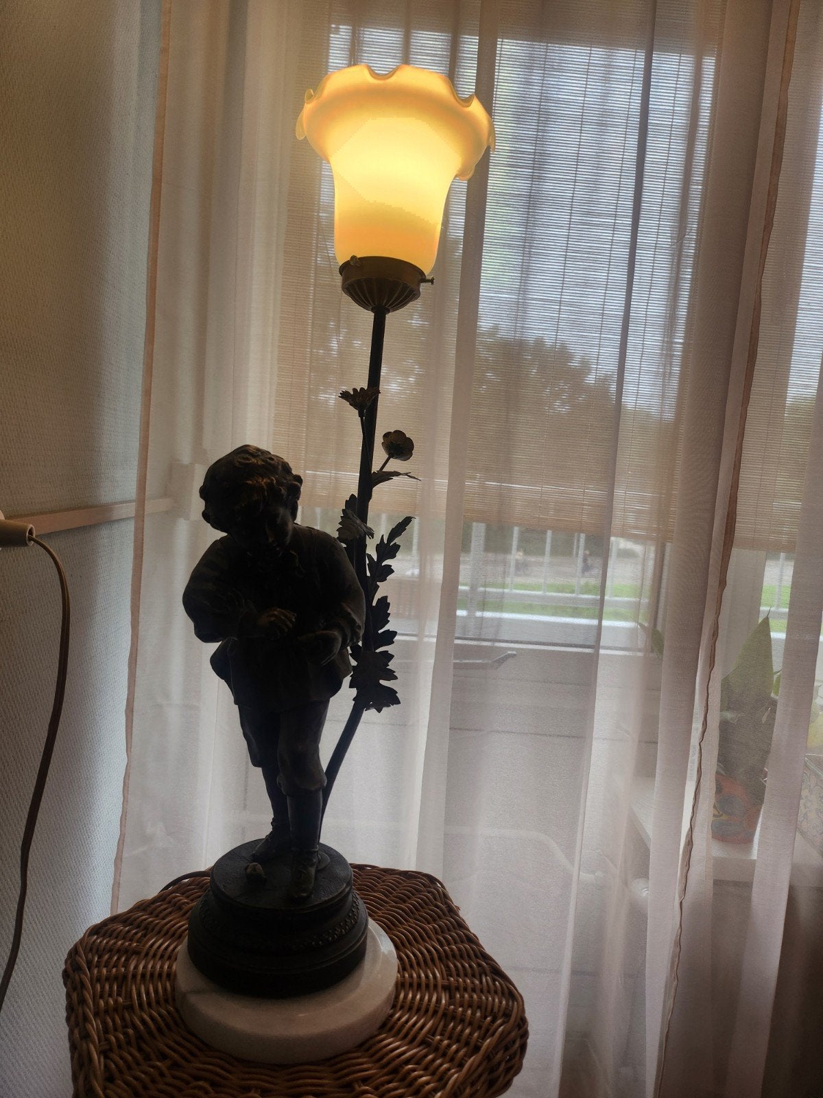 Antieke tafellamp met bronzen beeld en marmeren voet, Ophalen