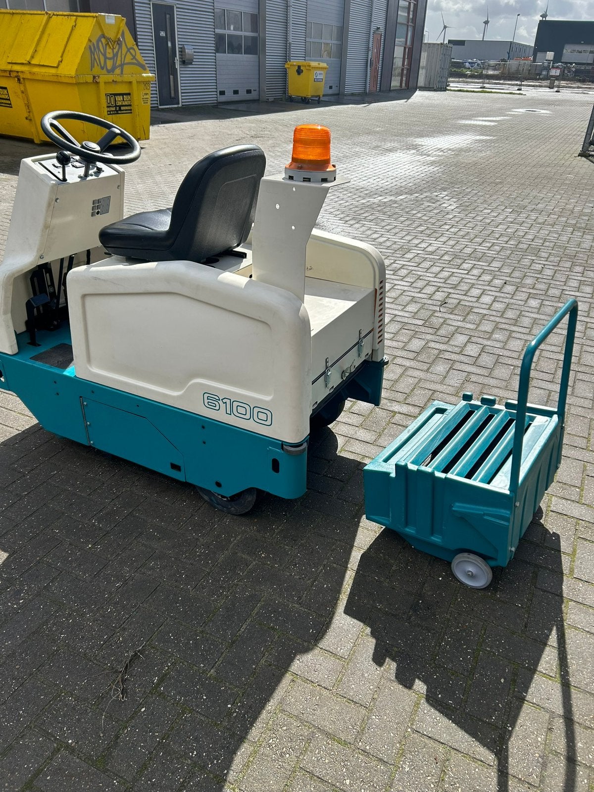 Foto 5 van Veegmachine Tennant 6100. Nieuwe accus