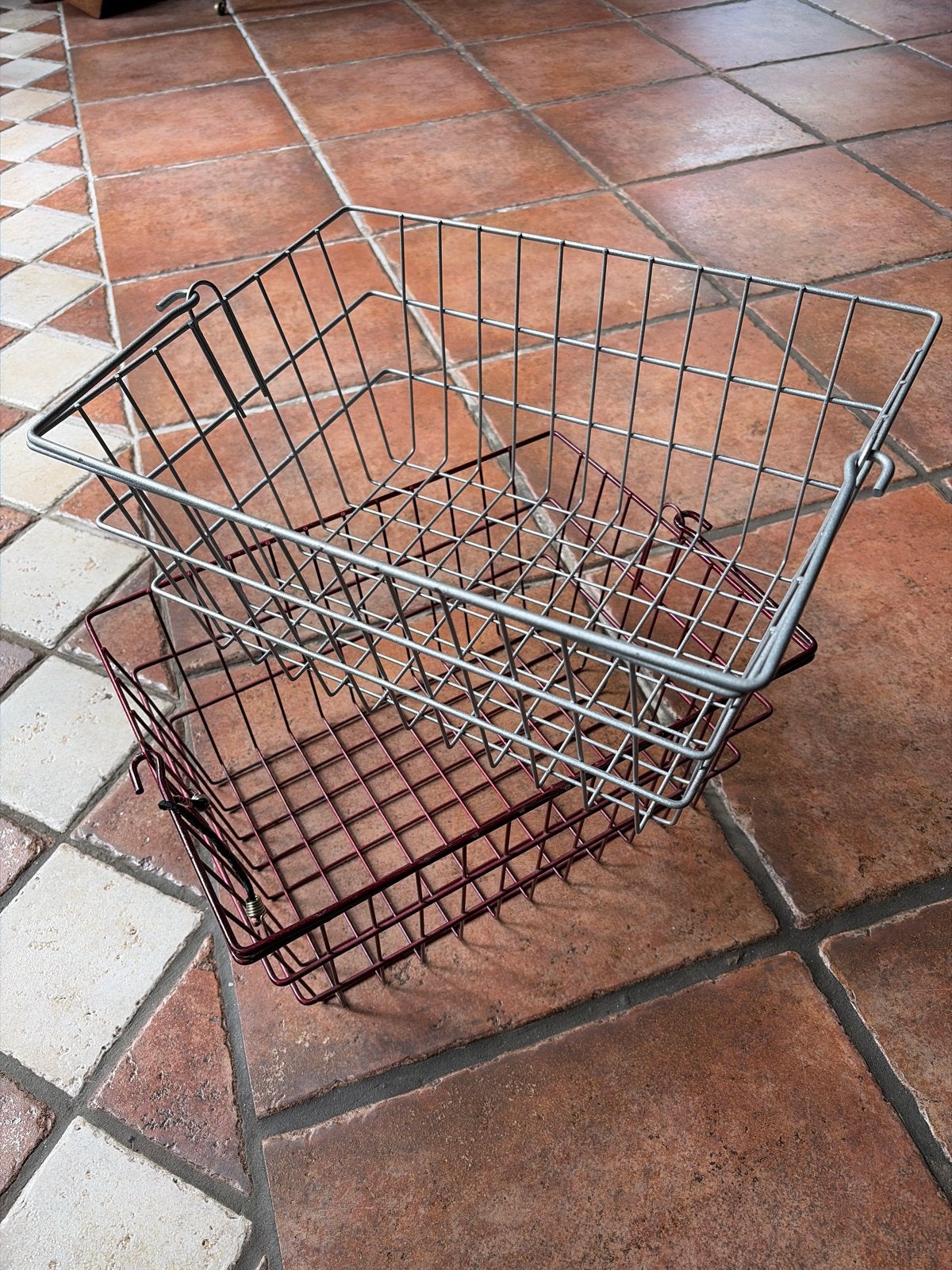 2 metalen manden - grijs en rood - 40x30x18,5 cm, Met handvatten, Gebruikt, Mand, Ophalen of Verzenden