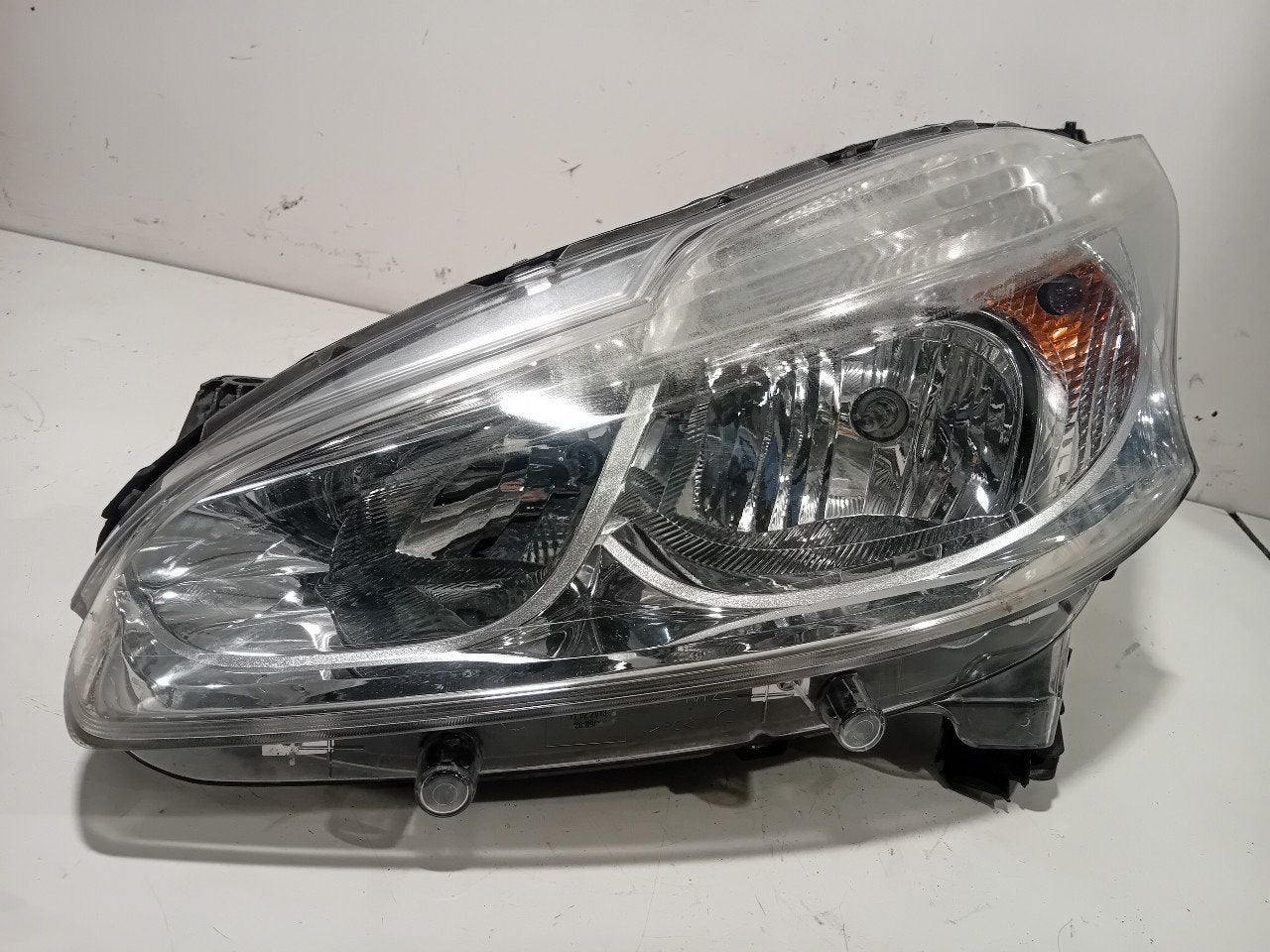Koplamp links Peugeot 208, Auto-onderdelen, Verlichting, Onderdelen@venauto.nl, Van der Ven Autorecycling B.V., Gebruikt, Ettenseweg 76, 4706 PB Roosendaal, The Netherlands