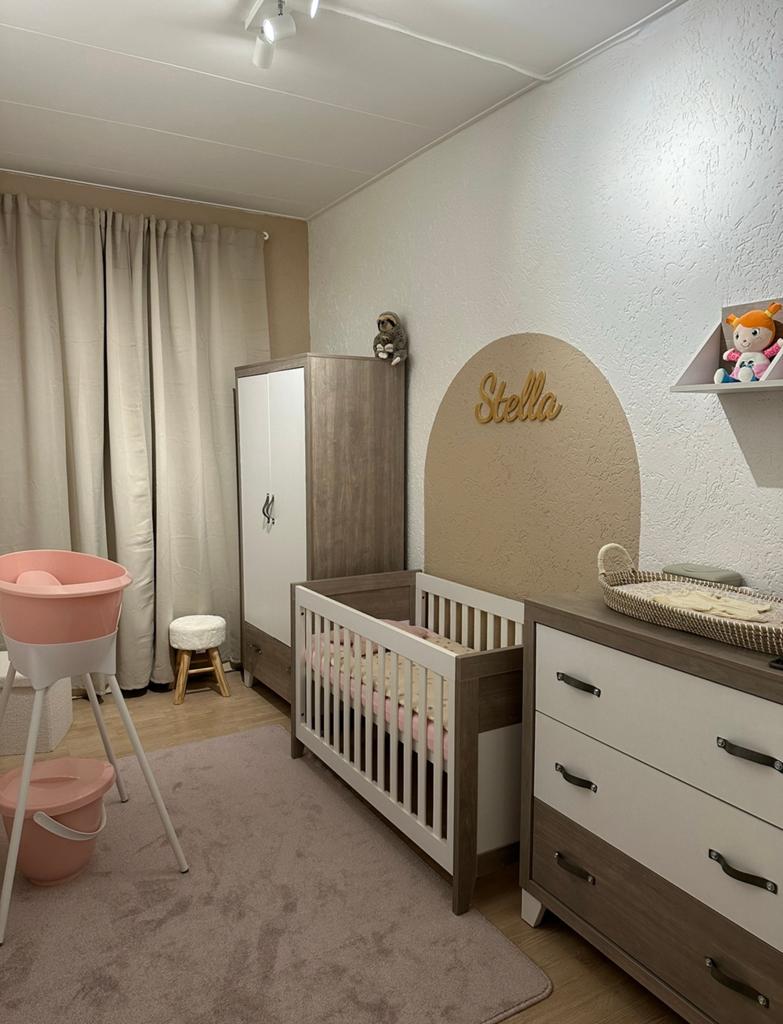 Babykamer set -     Kast + Commode, Ophalen, Zo goed als nieuw, Jongetje of Meisje