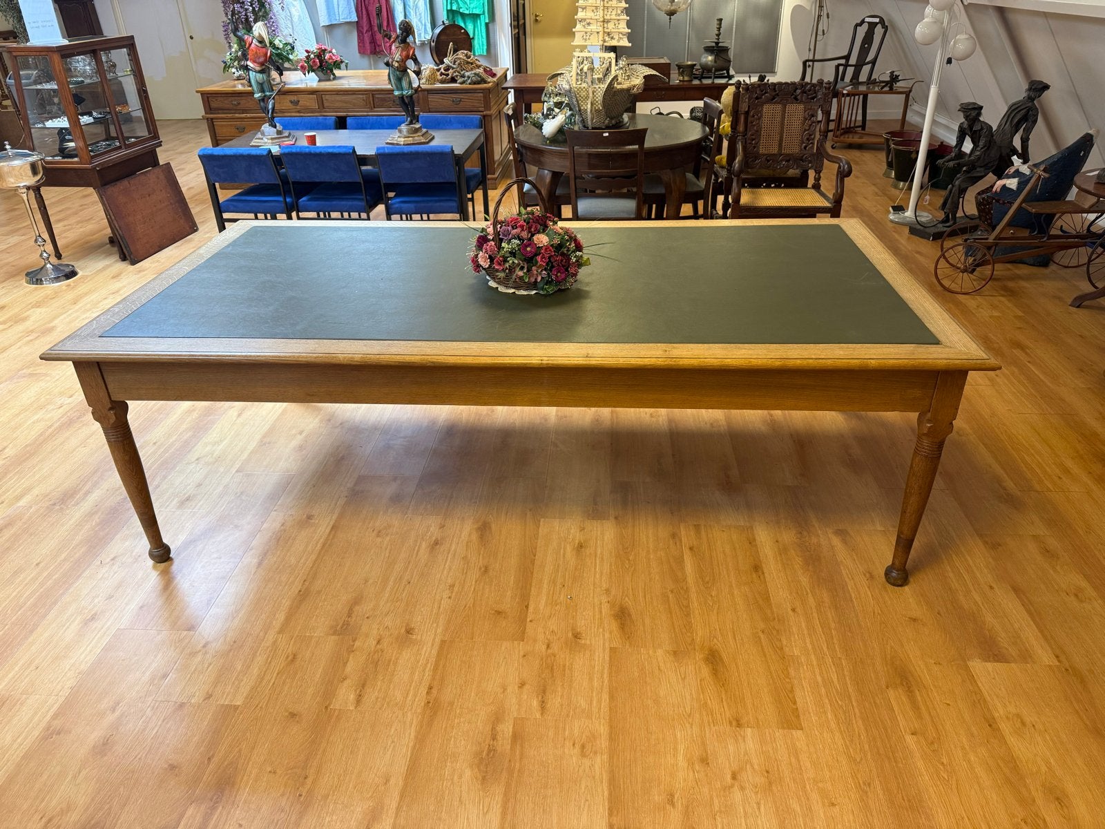 Antieke Eettafel/Vergadertafel uit Gerechtsgebouw Breda, Ophalen