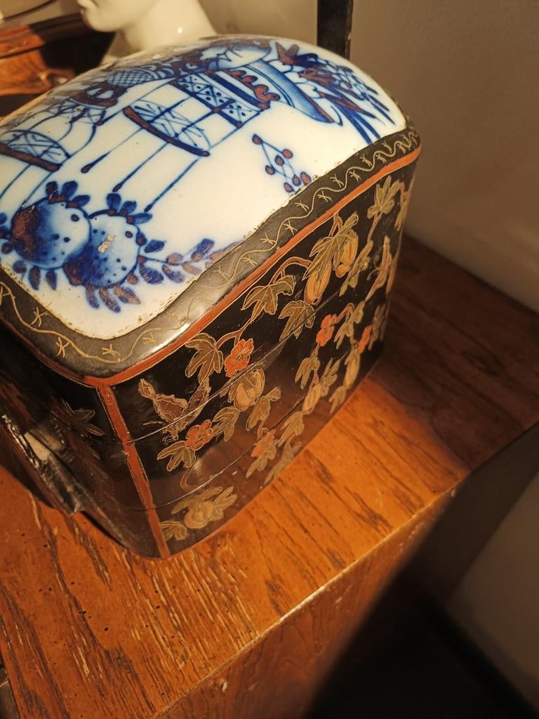 Vintage Chinese lakdoos met blauw-wit porseleinen deksel, Antiek en Kunst, Ophalen of Verzenden