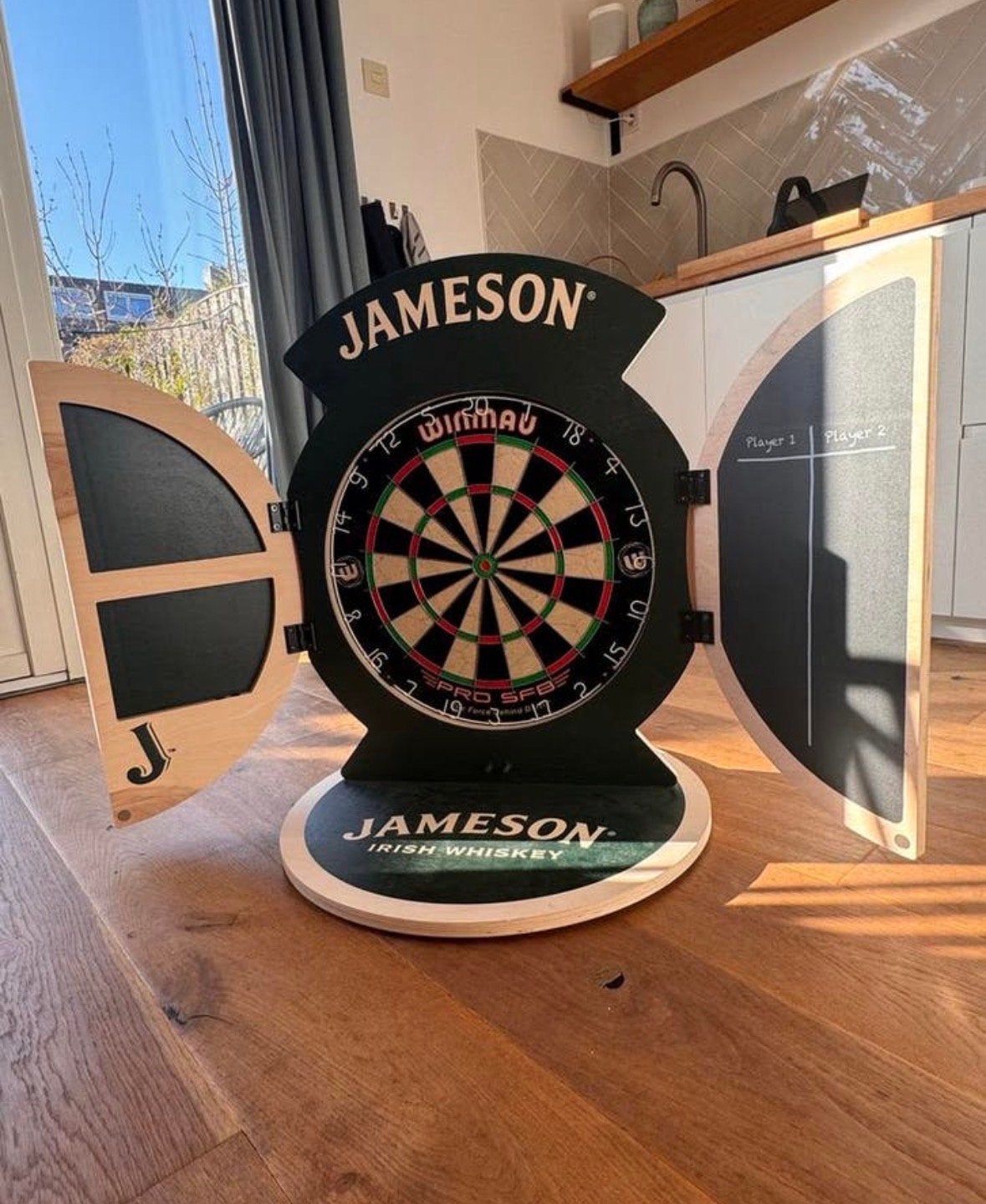 Jameson Dartbord met standaard en scoreborden, Ophalen, Zo goed als nieuw, Dartbord met pijlen