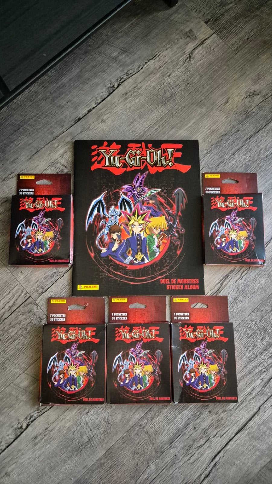 Panini Yu-Gi-Oh 5x7 Zakjes + Leeg Album, Verzenden, Nieuw, Meerdere stickers