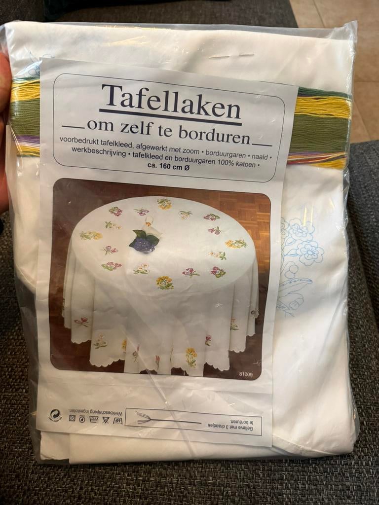 Tafellaken om zelf te borduren - Bloemmotief - borduurpakket, Ophalen of Verzenden, Nieuw, Handborduren, Borduurpakket