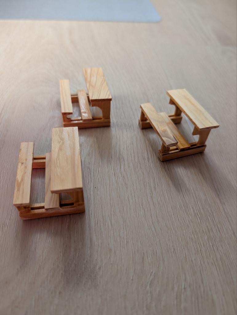 Houten schoolbankjes poppenhuis miniatuur (3 stuks), Ophalen of Verzenden