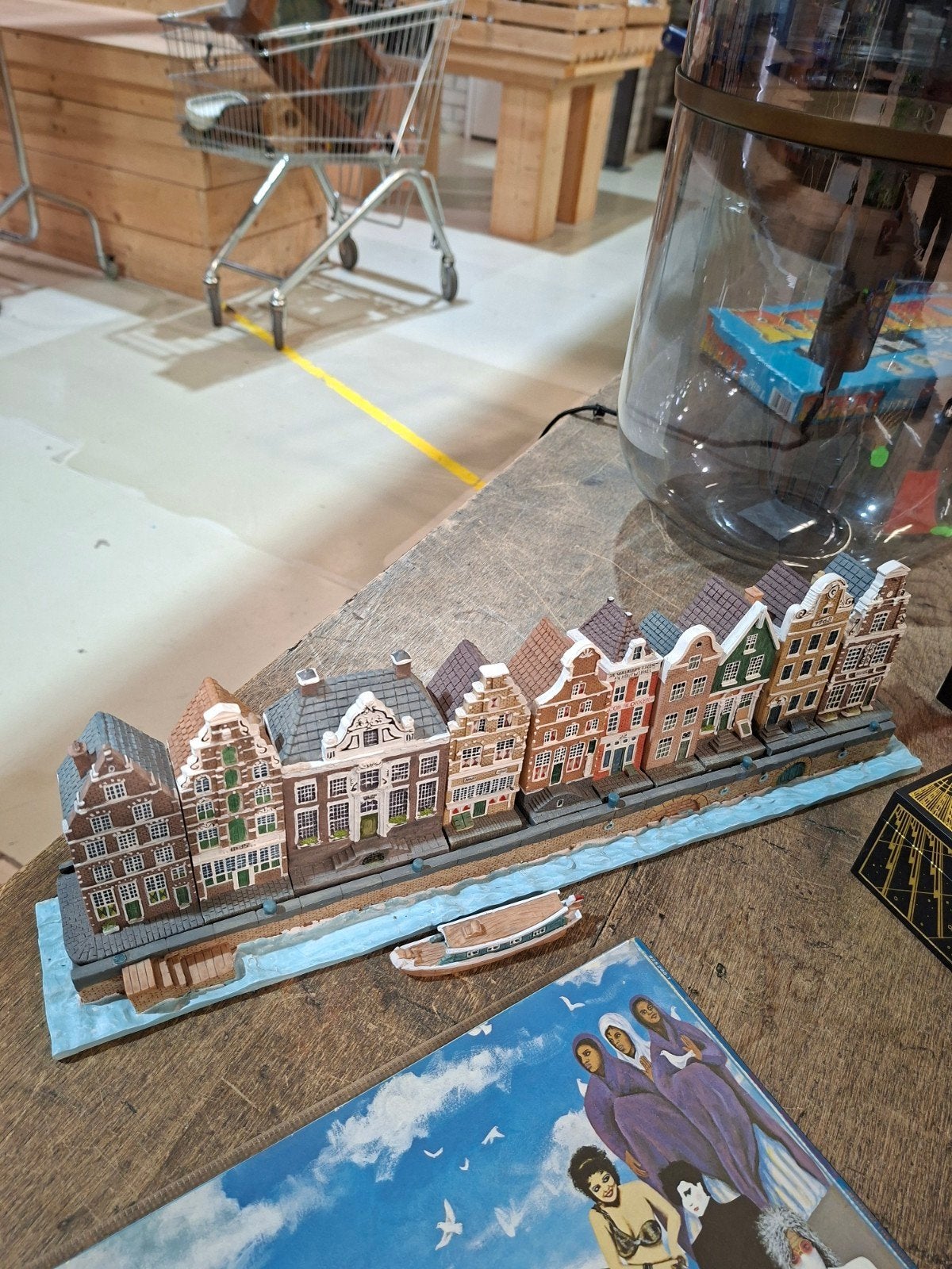 Miniatuur grachtenpandjes met bootje - Amsterdam decoratie, Onbekend, Ophalen of Verzenden, Zo goed als nieuw, Onbekend