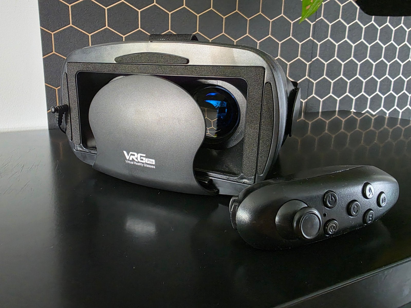 VRG Pro VR-bril met controller en ingebouwde koptelefoon, Spelcomputers en Games, Virtual Reality, Ophalen of Verzenden, Zo goed als nieuw