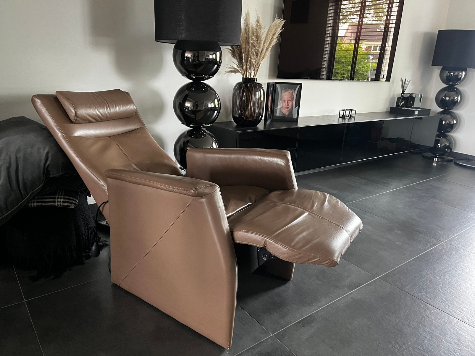 Nette electrische Prominent STA OP relax fauteuil bruin leer, Ophalen, Gebruikt, 50 tot 75 cm, Leer