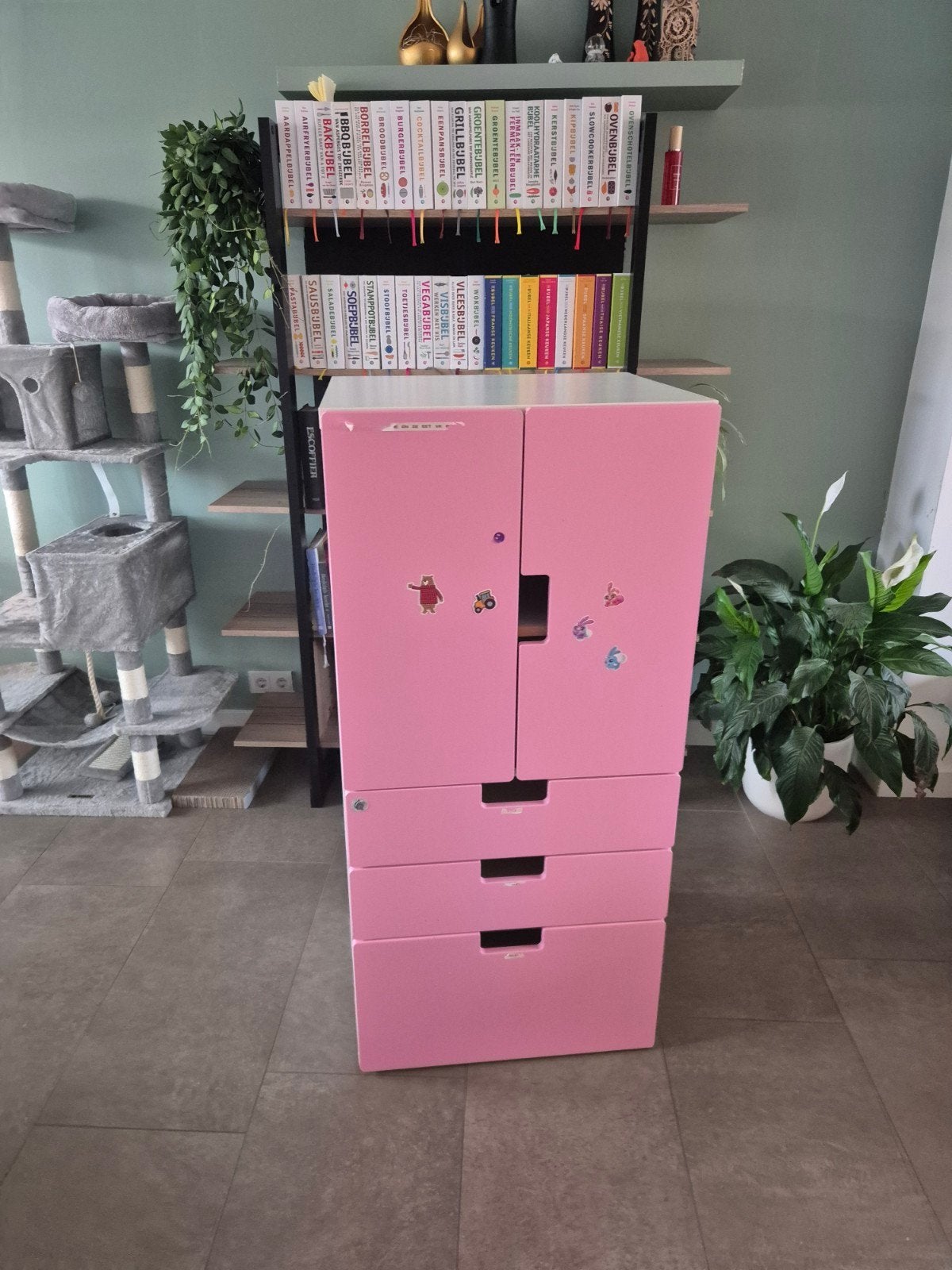 IKEA Stuva kast voor kinderkamer - Roze met stickers, Kinderen en Baby's, Kinderkamer | Commodes en Kasten, Ophalen, Gebruikt