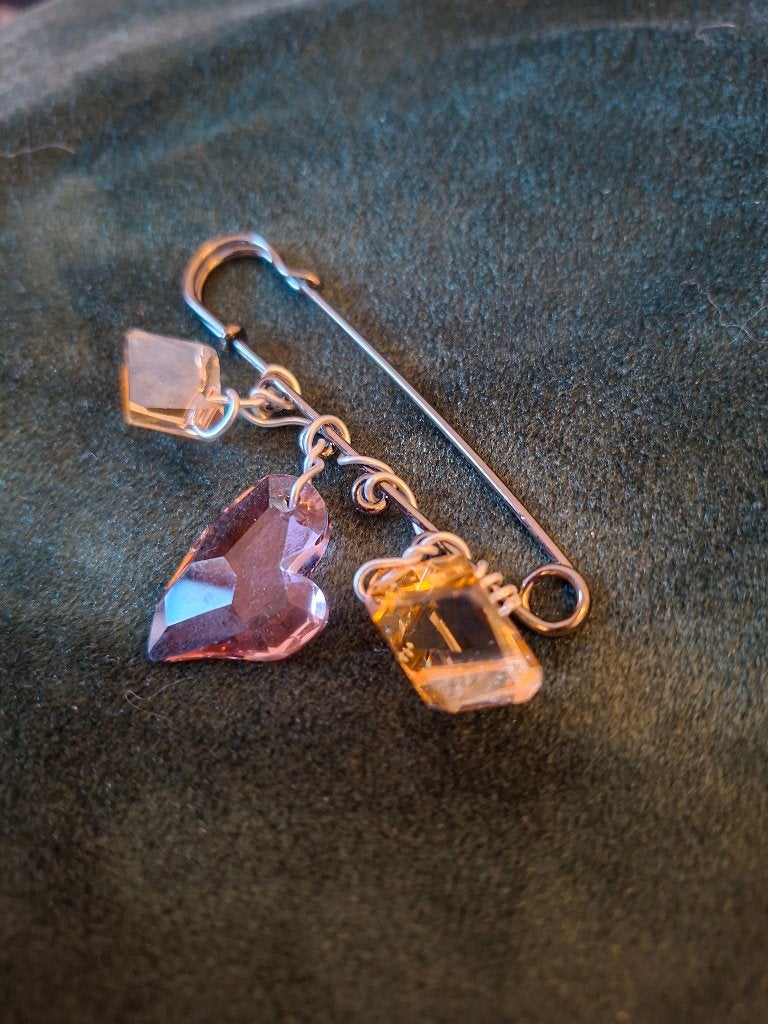 Decoratieve veiligheidsspeld met kristallen hangers, Ophalen of Verzenden, Zo goed als nieuw, Overige onderwerpen, Speldje of Pin