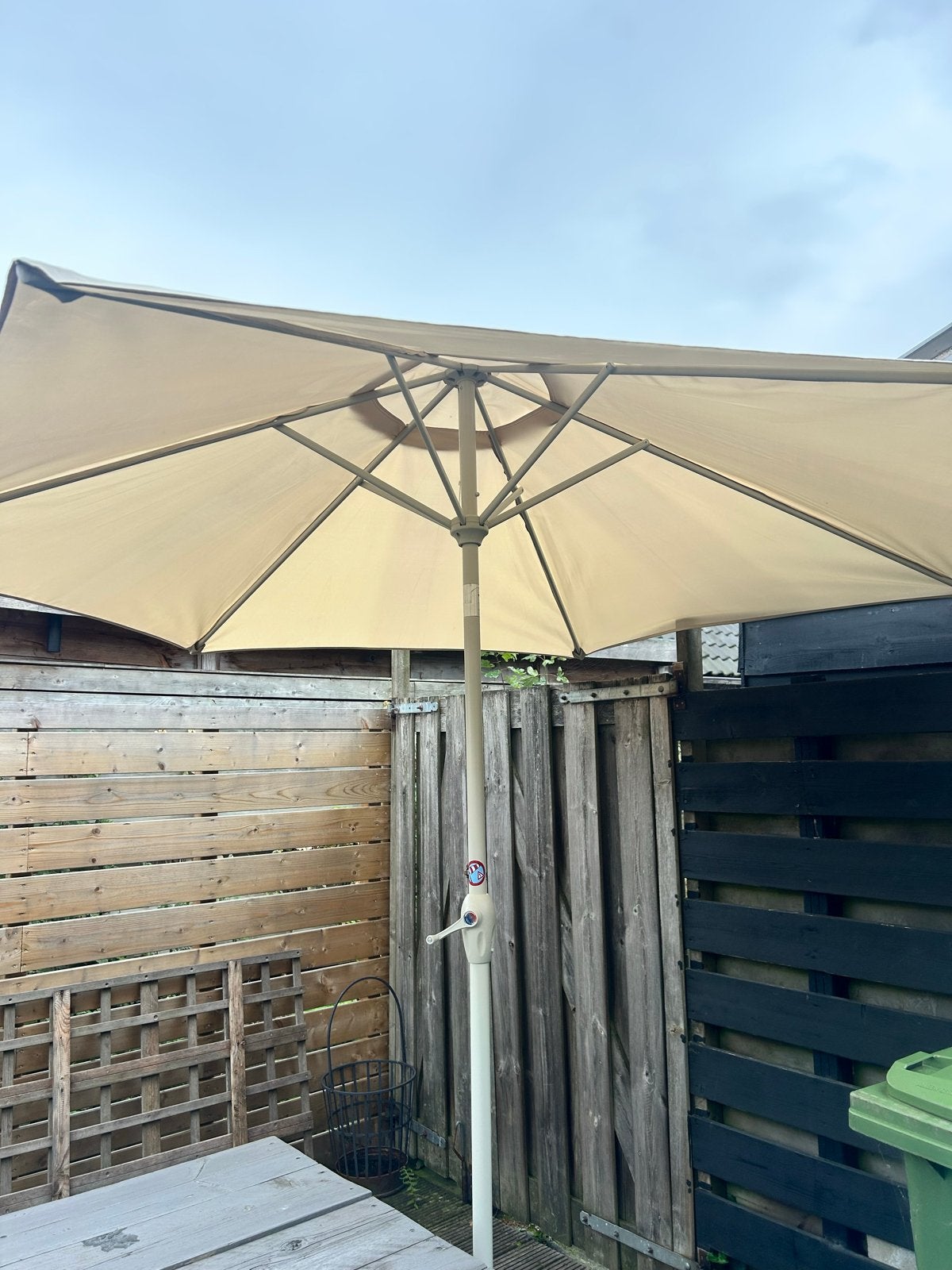 Parasol met voet - Zo goed als nieuw, Tuin en Terras, Ophalen, Kantelbaar, 2 tot 3 meter, Zo goed als nieuw