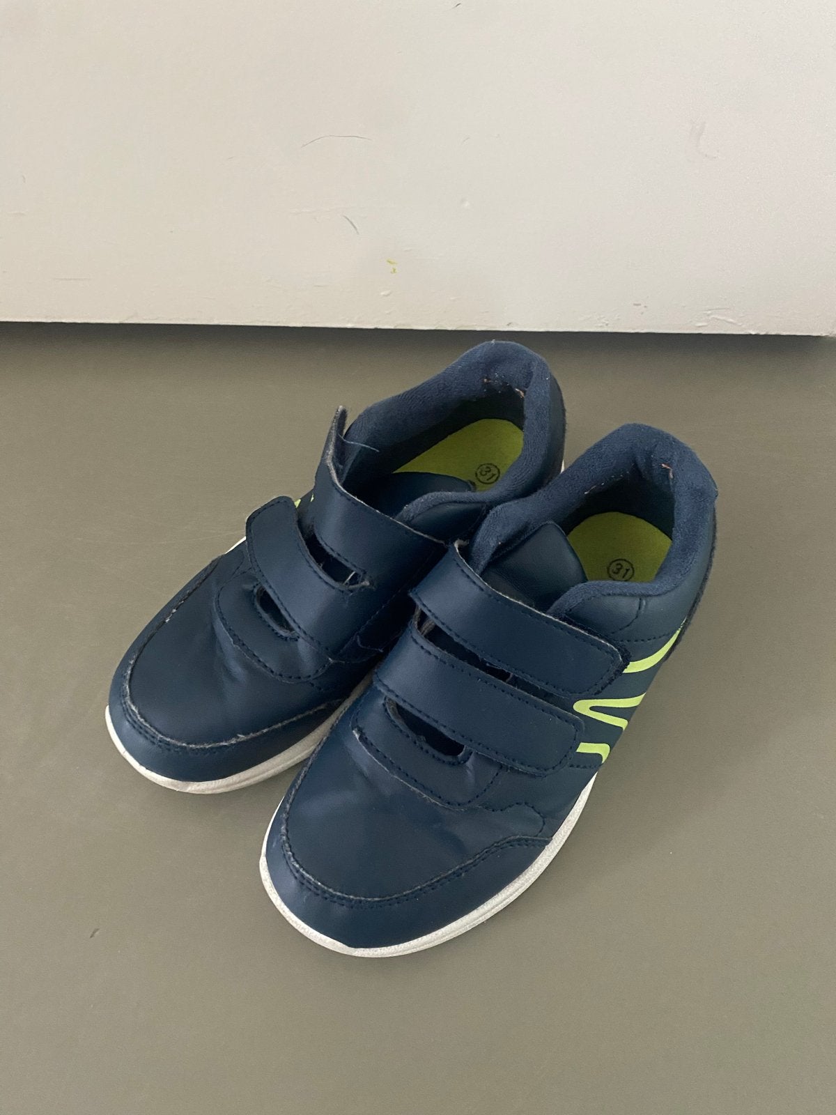 Donkerblauwe sportschoenen met klittenband, maat 31, Ophalen of Verzenden, Gebruikt, Jongen of Meisje, Schoenen