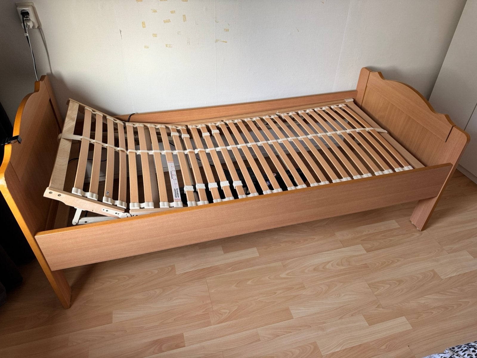 1 persoondbed met verstelbare lattenbodem, Ophalen, 90 cm, Eenpersoons, Zo goed als nieuw
