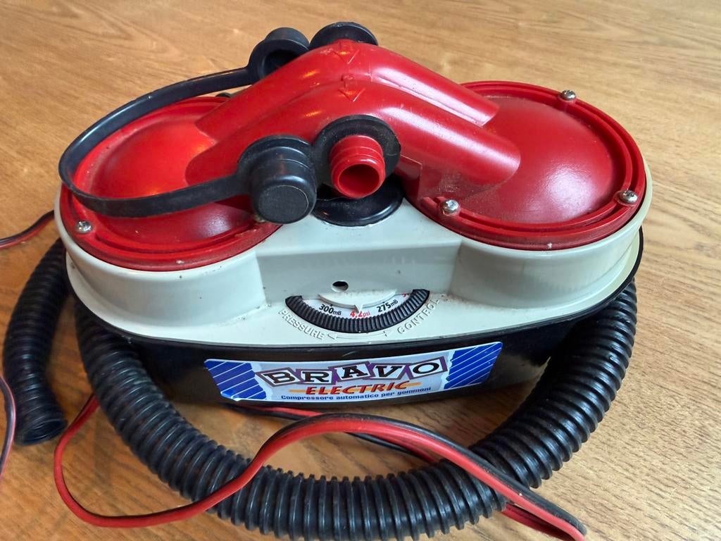 Bravo Electrische luchtpomp 12 volt rubberboot sup board, Watersport en Boten, Ophalen of Verzenden, Gebruikt, Motor en Techniek