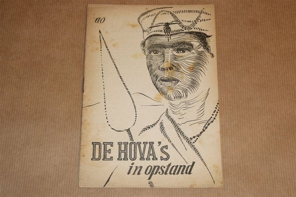 De Hova\'s in Opstand [1947] — Vintage Boekje over Madagasca, Ophalen of Verzenden, Gelezen, Europa
