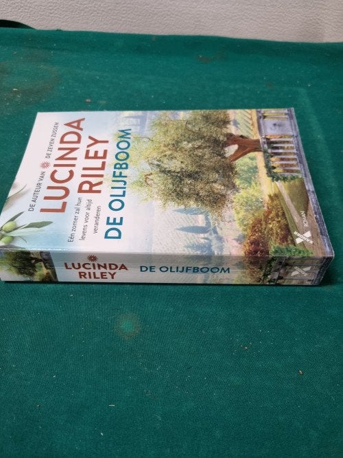 boek de olijfboom lucinda riley, Boeken, Ophalen of Verzenden