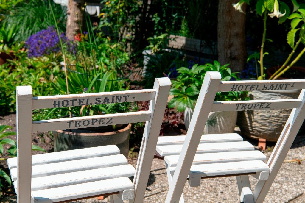 2 Witte Franse bistrostoeltjes, “Hotel Saint-Tropez”, Tuin en Terras, Ophalen, Zo goed als nieuw, Hout, Inklapbaar