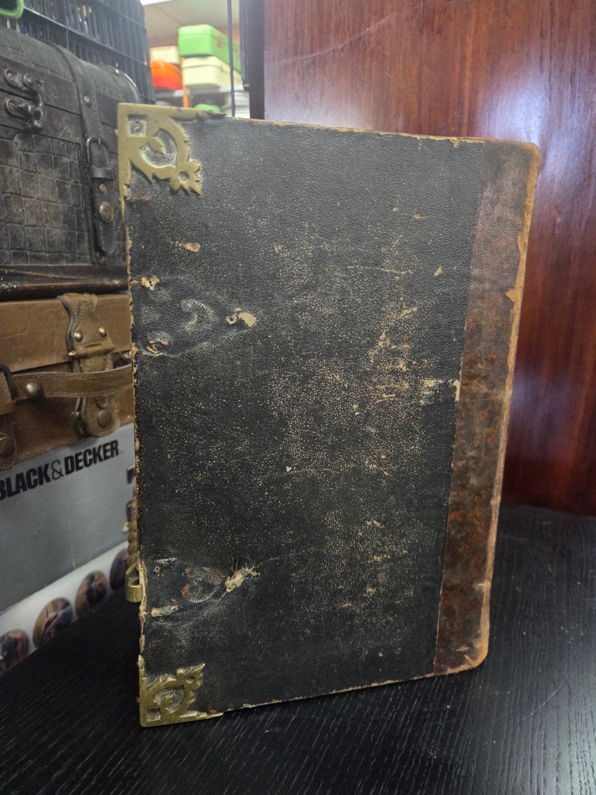 Antieke Bijbel met koperen beslag - 1843, Ophalen of Verzenden, Diverse (Statenvertaling)
