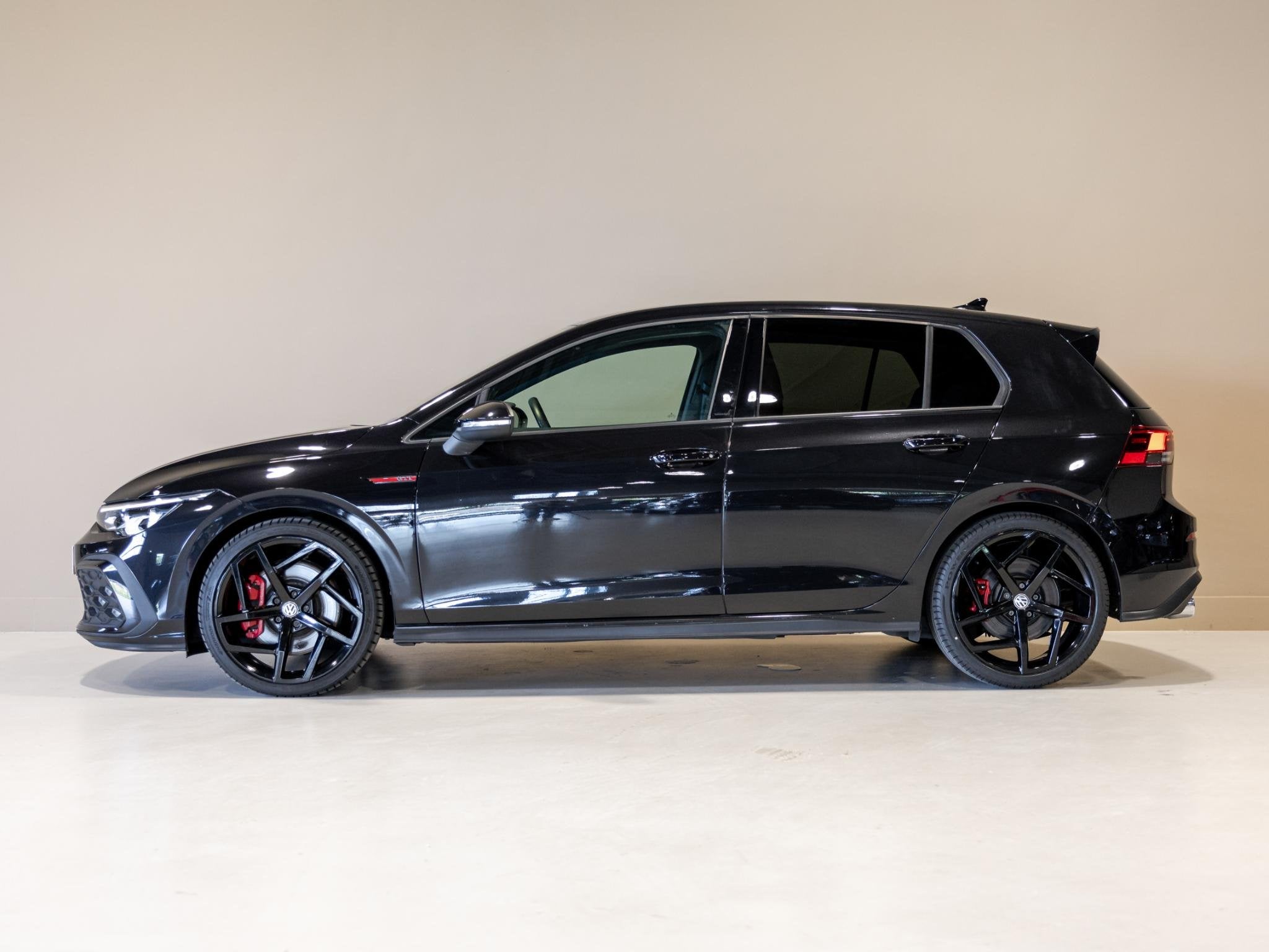 Volkswagen Golf 2.0 TSI GTI / 245pk / Achteruitrij camera /, 730 kg, 4 cilinders, Zwart, Golf