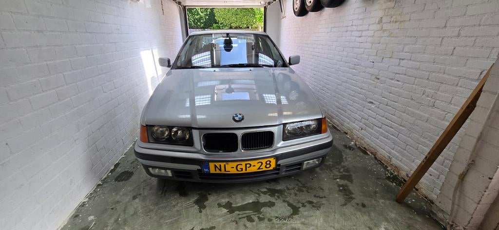 BMW 3-Serie 1.8 I 318 E2 1996 Grijs (kapotte motor), Auto's, 4 cilinders, 1796 cc, Origineel Nederlands, 1175 kg