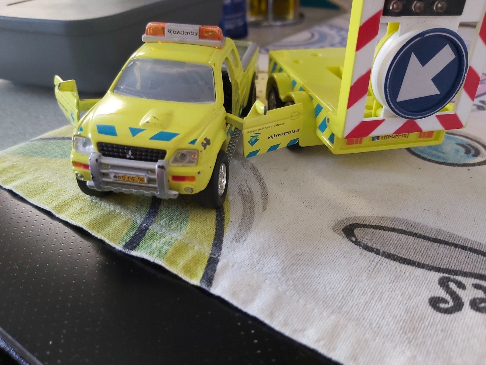 Rijkswaterstaat pick-up met aanhanger en waarschuwingsbord, Ophalen of Verzenden